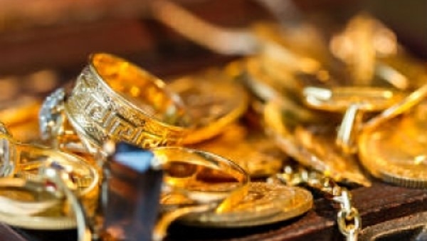 4 ദിവസം കൊണ്ട് 1,040 രൂപ കുറഞ്ഞു, സ്വർണവില ഇനിയും താഴേക്കിറങ്ങുമോ..?