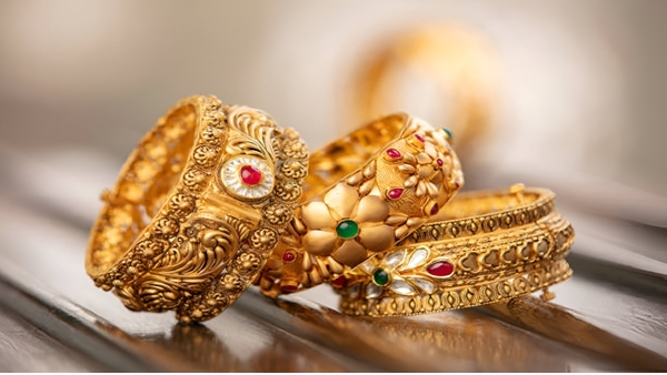 ഇന്ന് ആശ്വസിക്കാം: മൂന്ന് ദിവസത്തെ യുദ്ധത്തിനൊടുവിൽ സ്വർണ വില കുറഞ്ഞു, ഇനിയും കുറയുമോ?