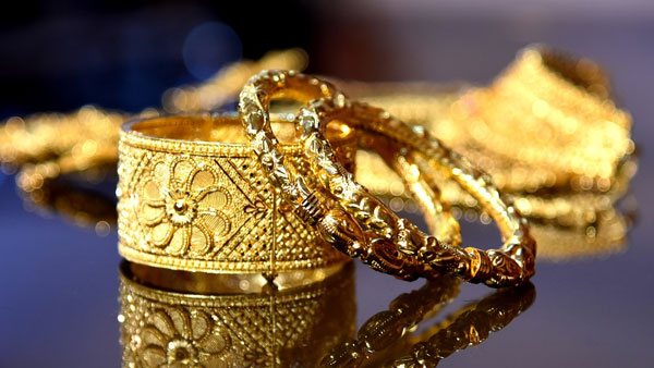 പൊന്ന് മിന്നുന്നില്ല; ഇന്നലെ കൂടിയതിലും വേ​ഗത്തിൽ ഇന്ന് സ്വർണ വില താഴേക്ക് ഇടിഞ്ഞു