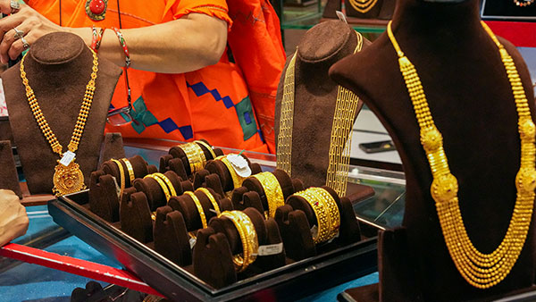 കുതിപ്പ് നിലച്ചു: സ്വർണ വില താഴേക്ക് വീഴുന്നു, രാജ്യാന്തര വിപണിയും മൂക്ക് കുത്തി