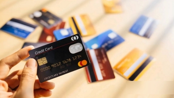 ഓൺലൈൻ ഷോപ്പിങ്ങിന് ക്യാഷ്ബാക്ക് ഓഫർ ചെയ്യുന്ന മികച്ച 8 ക്രെഡിറ്റ് കാർഡുകൾ