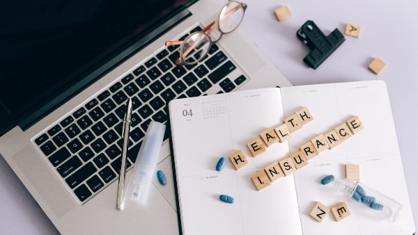 അച്ഛനും അമ്മയ്ക്കും ഇൻഷുറൻസ് എടുത്തോ?  എങ്കിൽ ചിലവ് കുറയ്ക്കാൻ ചില മാർഗങ്ങൾ ഉണ്ട്