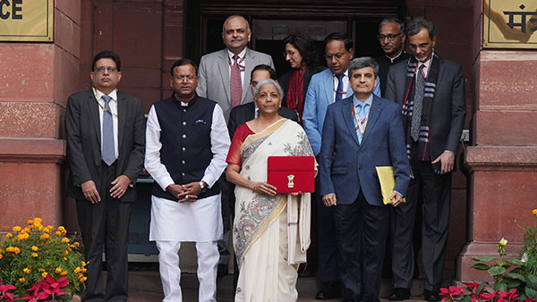 മധ്യ വർ​ഗ വിഭാ​ഗത്തിന് കോളടിച്ചല്ലോ? ആദായ നികുതിയിയിൽ വമ്പൻ പ്രഖ്യാപനവുമായി കേന്ദ്ര ധന മന്ത്രി