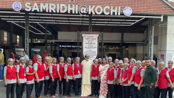 'വീട്ടിലിരുന്നാൽ വേര് പിടിക്കും', കൊച്ചിയിൽ തുനിഞ്ഞിറങ്ങി കുറച്ച് സ്ത്രീകൾ, വരുമാനം ദിവസേന 3 ലക്ഷം