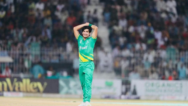 ആരാണ് കൊഹ്‌ലി ഷൂ ലേസ് കെട്ടിക്കൊടുത്ത നസീം ഷാ? വെറും തുച്ഛമായ ആസ്തിയുള്ള പാക് ക്രിക്കറ്റർ 