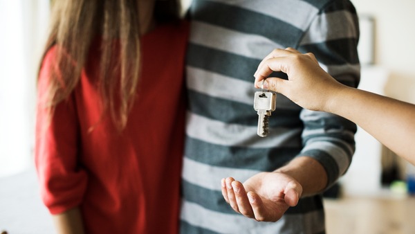 സ്വന്തമായി വീട് വാങ്ങുന്നതോ, വാടയ്ക്ക് താമസിക്കുന്നതോ നല്ലത്? ലാഭവും നഷ്ടവും നോക്കാം 