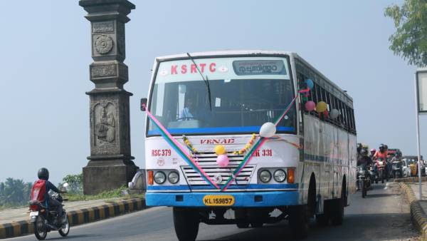 'നഷ്ടത്തിൽ നിന്ന് വൻ ലാഭത്തിലേക്ക് കെഎസ്ഇബി', കുതിപ്പിൽ നിന്ന് കൂപ്പുകുത്തി കെഎസ്ആർടിസി