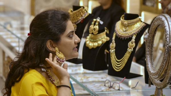 പിന്നെയും പിന്നെയും: കേരളത്തിൽ സ്വർണവില ഇടിയുന്നു, ആഭരണ പ്രേമികൾക്ക് ആശ്വസിക്കാം