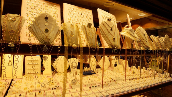 Kerala Gold Rate: 'സുരക്ഷിത നിക്ഷേപ' പെരുമയിൽ സ്വർണം, കേരളത്തിൽ വില കുതിക്കുന്നു