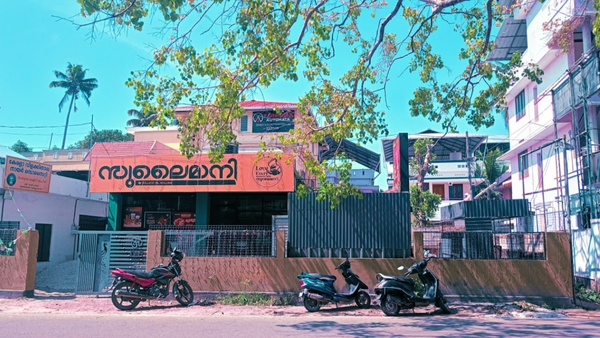 ഒറ്റ സുപ്രഭാതത്തിൽ കഫേ ഇരുന്നിടത്ത് 'ഇരുമ്പ്' കഷ്ണം, 3 മണിക്കൂർ മാത്രം ഉറങ്ങി: 