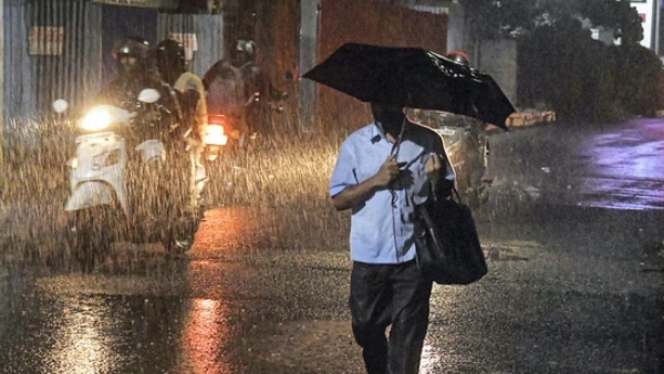 നാളെ സ്കൂളുകൾ തുറക്കുമോ? സംസ്ഥാനത്ത് അതിതീവ്രമായ മഴ മുന്നറിയിപ്പ്, മൂന്ന് ജില്ലകളിൽ റെഡ് അലർട്ട്