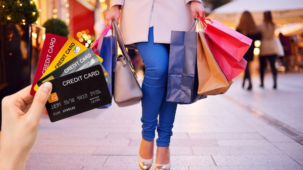 ഓൺലൈൻ ഷോപ്പിം​ഗിന് ഈ കാർഡുകളാണ് ബെസ്റ്റ്