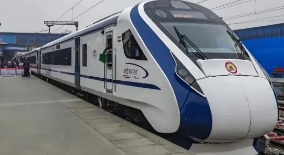 കേരളത്തിന് ഓണ സമ്മാനം, വന്ദേ ഭാരത് സ്ലീപ്പർ ട്രെയിൻ ഈ മാസം കേരളത്തിന് ഓണ സമ്മാനം, വന്ദേ ഭാരത് സ്ലീപ്പർ ട്രെയിൻ ഈ മാസം