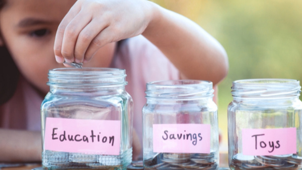 ഈ ശിശുദിനത്തിൽ സമ്പാദ്യം തുടങ്ങാം! കുട്ടികളുടെ ഭാവിക്കായി മികച്ച സേവിം​ഗ്സ് സ്കീമുകൾ ഇതാ