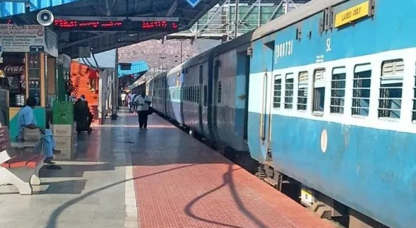 മുതിർന്ന പൗരന്മാർക്ക് ട്രെയിൻ യാത്രയിൽ ലോവർ ബർത്ത് ഉറപ്പാക്കാം