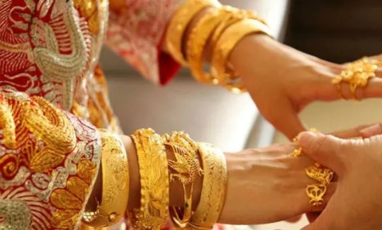 സ്വർണം വാങ്ങുന്നവർക്ക് ലോട്ടറി, വിലയിൽ ഇന്നും മാറ്റമില്ല സ്വർണം വാങ്ങുന്നവർക്ക് ലോട്ടറി, വിലയിൽ ഇന്നും മാറ്റമില്ല