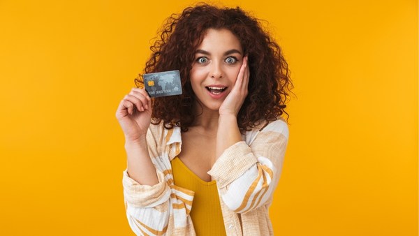 ഈ വർഷം ഉപയോ​ഗിച്ച മികച്ച 5 ട്രാവൽ ക്രെഡിറ്റ് കാർഡുകൾ ഇതാ