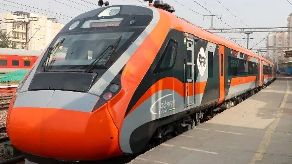 രാജ്യത്തെ ആദ്യത്തെ വന്ദേ ഭാരത് സ്ലീപ്പർ ട്രെയിൻ ഈ മാസം ഓടും