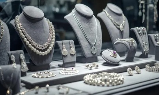 വെള്ളി വില റെക്കോർഡിൽ, നിക്ഷേപകർ എന്ത് ചെയ്യണം..? 