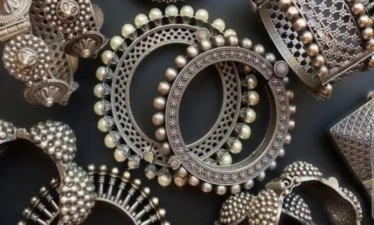 സ്വർണത്തേക്കാൾ തിളക്കം, വെള്ളി വിലയും കത്തിക്കയറുന്നു