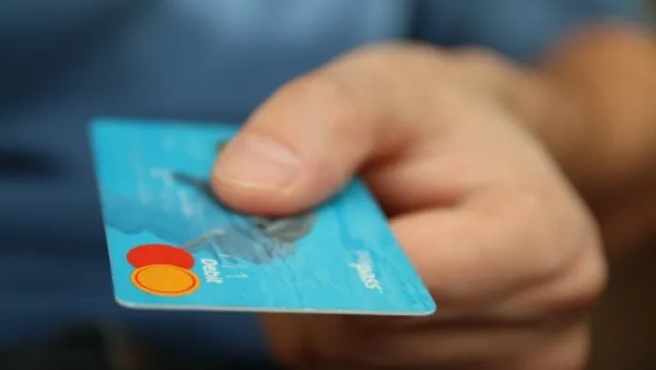 ഷോപ്പിംഗ് ഇനി ലാഭകരമാക്കാം; 2026-ൽ മികച്ച ക്യാഷ്ബാക്ക് നൽകുന്ന 5 ക്രെഡിറ്റ് കാർഡുകൾ