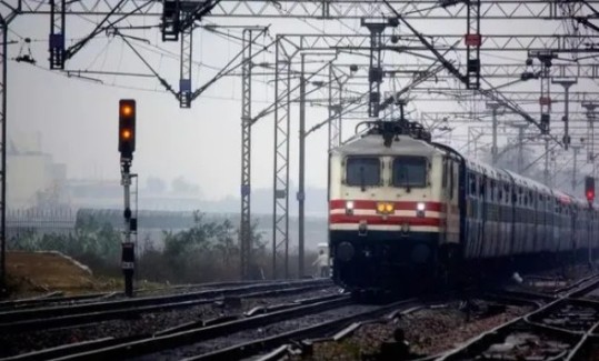 ട്രെയിനുകൾ വൈകി ഓടും, യാത്രക്കാർ ശ്രദ്ധിക്കുക