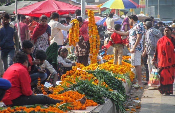 Deepavali 2023: ದೀಪಾವಳಿ ಭರ್ಜರಿ ತಯಾರಿಯಲ್ಲಿ ಜನರು, ಚಿತ್ರಗಳನ್ನು ನೋಡಿ