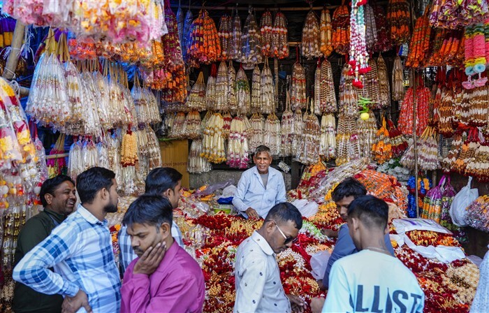  Deepavali 2023: ದೀಪಾವಳಿ ಭರ್ಜರಿ ತಯಾರಿಯಲ್ಲಿ ಜನರು, ಚಿತ್ರಗಳನ್ನು ನೋಡಿ