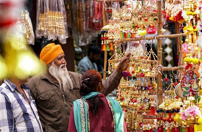  Deepavali 2023: ದೀಪಾವಳಿಗೆ ಭರ್ಜರಿ ವ್ಯವಹಾರದ ನಿರೀಕ್ಷೆಯಲ್ಲಿ ವ್ಯಾಪಾರಿಗಳು, ಚಿತ್ರಗಳನ್ನು ನೋಡಿ