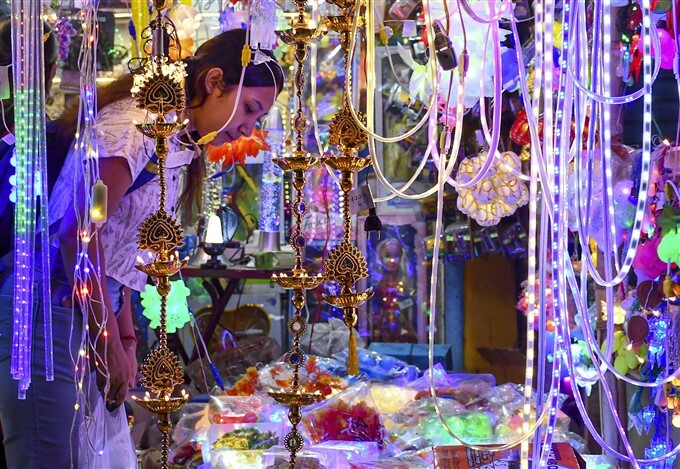  Deepavali 2023: ದೀಪಾವಳಿಗೆ ಭರ್ಜರಿ ವ್ಯವಹಾರದ ನಿರೀಕ್ಷೆಯಲ್ಲಿ ವ್ಯಾಪಾರಿಗಳು, ಚಿತ್ರಗಳನ್ನು ನೋಡಿ