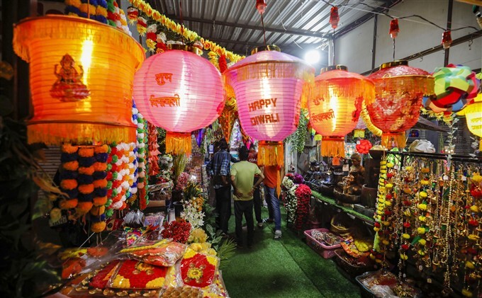  Deepavali 2023: ದೀಪಾವಳಿಗೆ ಭರ್ಜರಿ ವ್ಯವಹಾರದ ನಿರೀಕ್ಷೆಯಲ್ಲಿ ವ್ಯಾಪಾರಿಗಳು, ಚಿತ್ರಗಳನ್ನು ನೋಡಿ