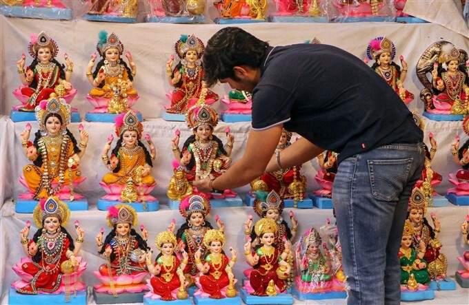  Deepavali 2023: ದೀಪಾವಳಿಗೆ ಭರ್ಜರಿ ವ್ಯವಹಾರದ ನಿರೀಕ್ಷೆಯಲ್ಲಿ ವ್ಯಾಪಾರಿಗಳು, ಚಿತ್ರಗಳನ್ನು ನೋಡಿ