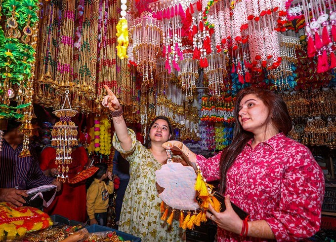  Deepavali 2023: ದೀಪಾವಳಿಗೆ ಭರ್ಜರಿ ವ್ಯವಹಾರದ ನಿರೀಕ್ಷೆಯಲ್ಲಿ ವ್ಯಾಪಾರಿಗಳು, ಚಿತ್ರಗಳನ್ನು ನೋಡಿ