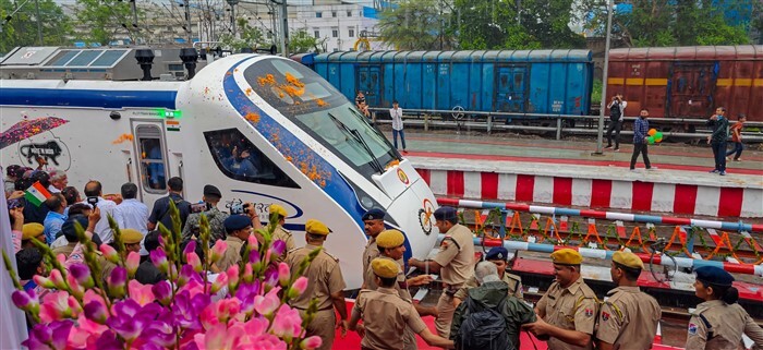 Vande Bharat trains:  3 ಹೊಸ ವಂದೇ ಭಾರತ್ ರೈಲುಗಳು ಶೀಘ್ರ ಪ್ರಾರಂಭ, ಚಿತ್ರಗಳ ನೋಡಿ