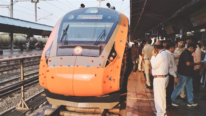 ಕಲಬುರಗಿ ಬೆಂಗಳೂರು ಸೇರಿ 10 ವಂದೇ ಭಾರತ್ ರೈಲುಗಳಿಗೆ ಚಾಲನೆ ನೀಡಿದ ಪ್ರಧಾನಿ ನರೇಂದ್ರ ಮೋದಿ 