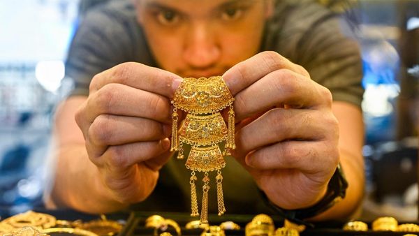 பட்டென சரிந்த தங்கம் விலை.. சட்டென நகை கடைக்கு கிளம்புங்க.. ஆனா ஒரு விஷயம்..!!