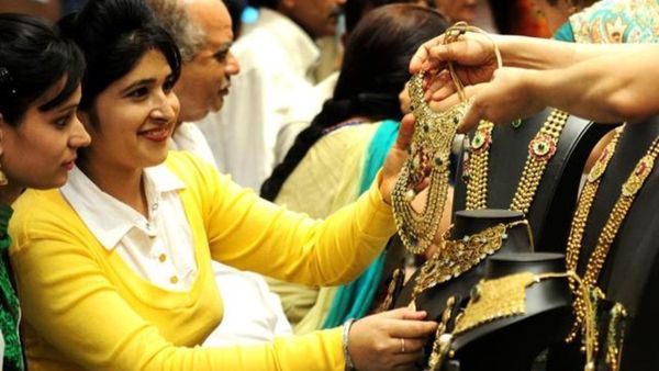 அட்சய திருதியை தங்கம் விற்பனை: மக்களே இத கவனிக்கலனா உங்க தலையில துண்டு!!