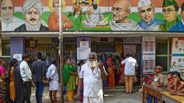 சட்டமன்ற தேர்தல்: வாக்காளர்களே எச்சரிக்கை!! வாக்குச்சாவடியில் இதை மட்டும் பண்ணிடாதீங்க!!