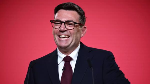 பிரிட்டனின் புது பிரதமர் Andy Burnham..  403ல் 379 வாக்குகள் பெற்று சாதனை!