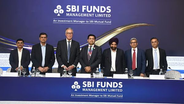 ஒரே நாளில் பல கோடிகளுக்கு அதிபதியான SBI ஊழியர்கள்..!! இது தான் கூரையை பிச்சுகிட்டு கொட்டுறதோ?