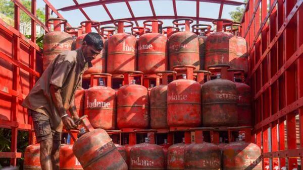 கேஸ் சிலிண்டருக்கு புதிய வரி? எதிர்கால கேஸ் தட்டுப்பாட்டை போக்க மத்திய அரசு புதிய முயற்சி..!!