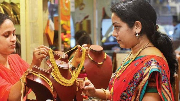 அதிர்ச்சி தந்த தங்கம்..  இந்த மாசத்துலயே இது தான் முதல்முறை..!! தீபாவளி வேற வரப்போகுது..!!