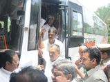 குமாரசாமி கூட்டணி எம்எல்ஏ-க்களுக்கு சொகுசு பயணம் அளிக்கும் ஷர்மா & ஆரஞ்ச்.. என்ன சம்மந்தம்..?