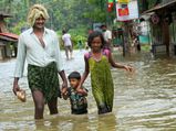 வெள்ளத்தால் அழிந்து கொண்டிருக்கும் கேரளாவுக்கு 500 கோடி ரூபாய் நிதி உதவி..! 