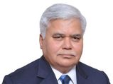 ஆதார் எண் சர்ச்சையில் சிக்கிய டிராய் தலைவருக்கு பதவி நீட்டிப்பு வழங்கிய மத்திய அரசு!