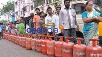 ரேஷனில் எல்பிஜி சிலிண்டர்களா..? தட்டுப்பாட்டை போக்க எண்ணெய் நிறுவனங்கள் திடீர் முடிவு..! 