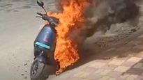 திடீர் திடீரென பற்றி எரியும் மின்சார ஸ்கூட்டர்கள்.. 1441 ஸ்கூட்டர்களை திரும்ப பெறும் ஓலா.. ! 