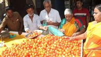 ஒரு கிலோ தக்காளி விலை 260 ரூபாய்.. அதிர்ந்துபோன மக்கள்..! 