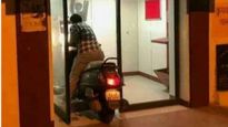 செல்லத்துக்கு ஒரு விருது கொடுங்க சார்.. ஏடிஎம் சென்டருக்குள் வண்டியை விட்ட கில்லாடி..!! 