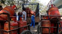 இன்று முதல் LPG சிலிண்டரின் விலை ரூ.48.50 ரூபாய் உயர்வு.. தீபாவளி வரும் சமயத்தில் இப்படி ஒரு ஷாக்கா!